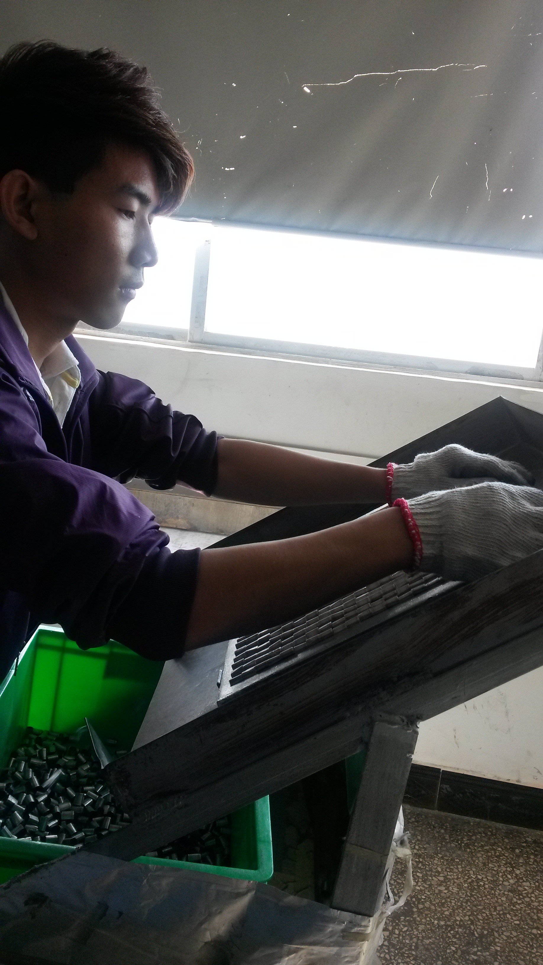 松崗電容廠-生產(chǎn)工人加工中 松崗電容廠-生產(chǎn)工人加工中